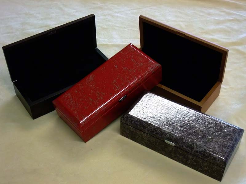 Produzione di scatole, contenitori ed astucci porta orologio, portapenne, portagioielli in legno e plexiglass